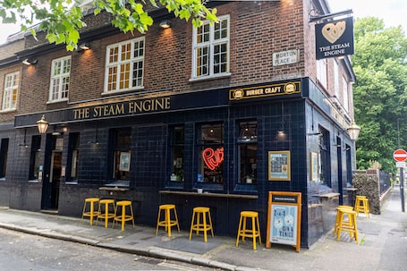 Front of property. PubLove @ The Steam Engine - Hostel