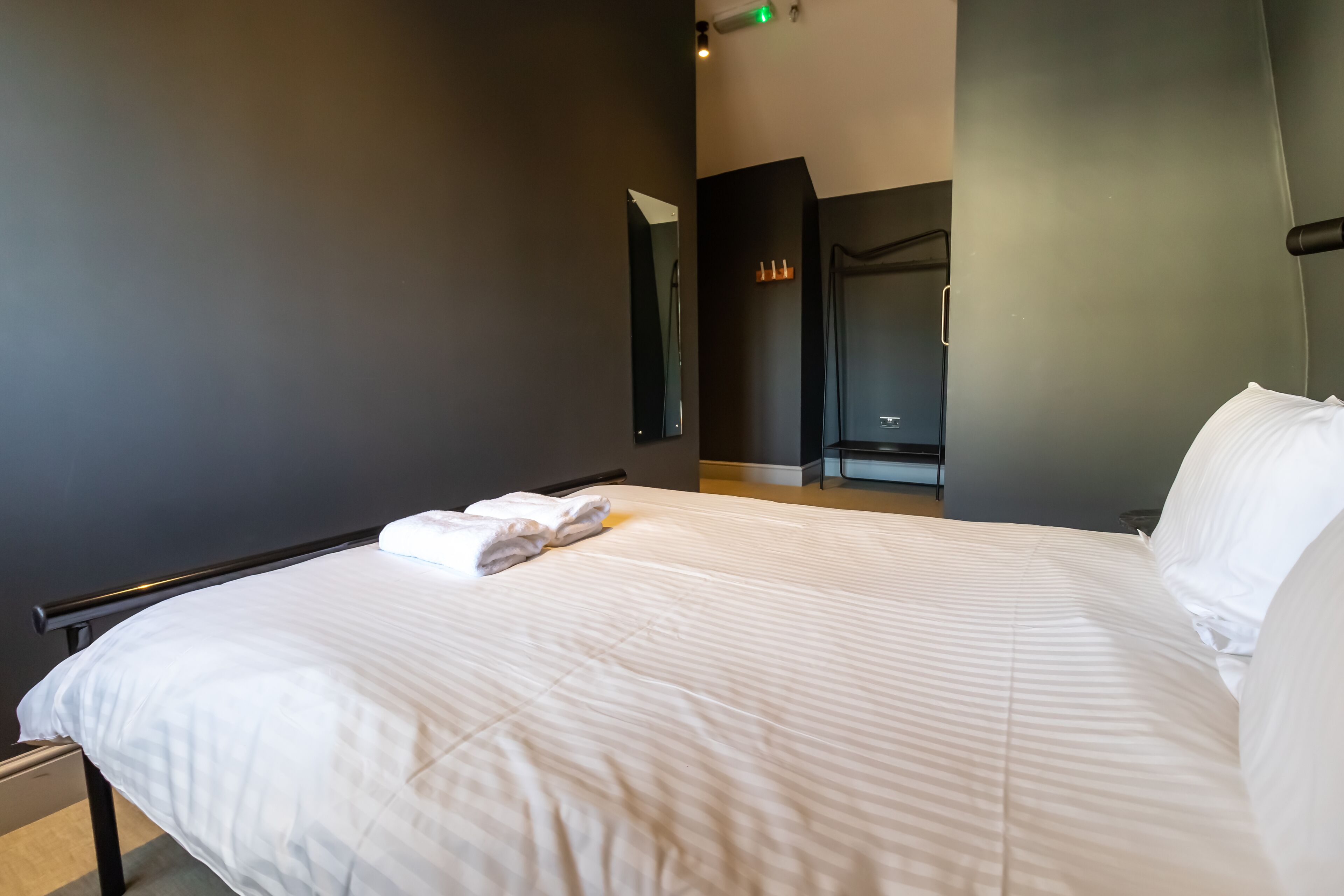 ستائر تعتيم ومكواة/لوح كي وواي فاي مجانًا وملاءات أسرّة