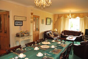 Petit déjeuner complet (14.00 EUR par personne)