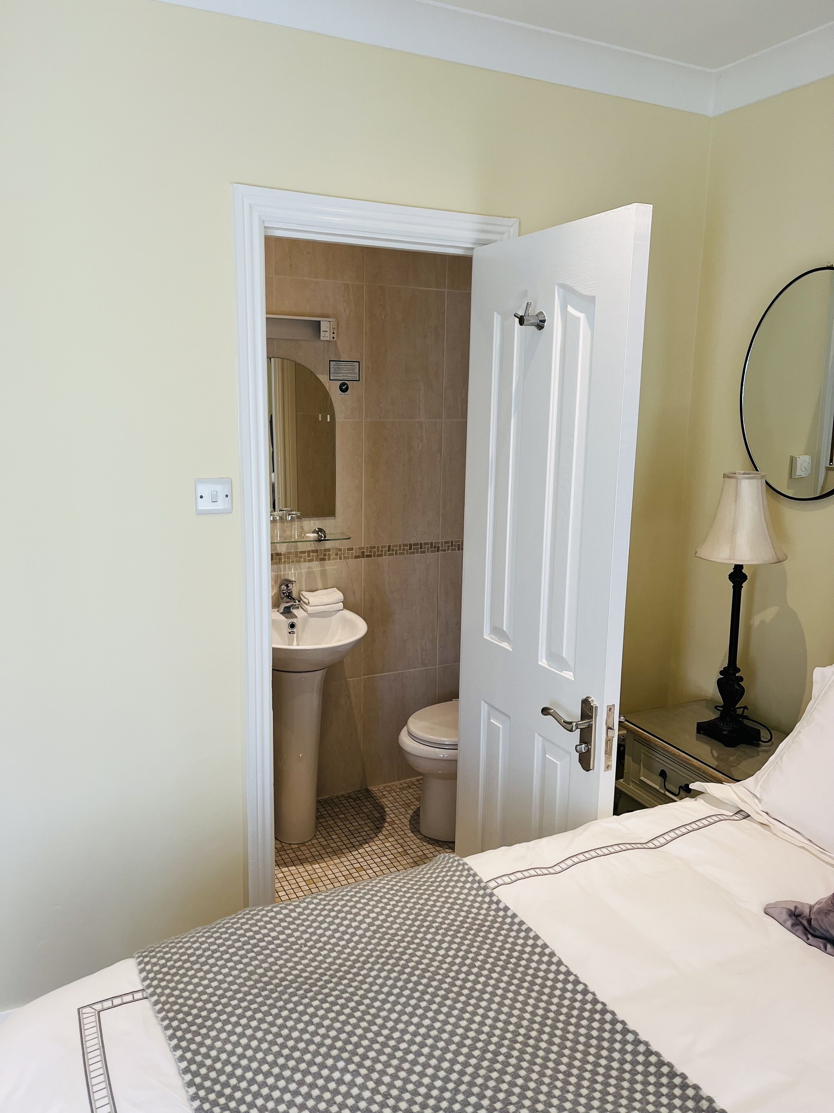 Double Single Ensuite | Kylpyhuone | Suihku, ilmaiset hygieniatuotteet, hiustenkuivaaja, pyyhkeet