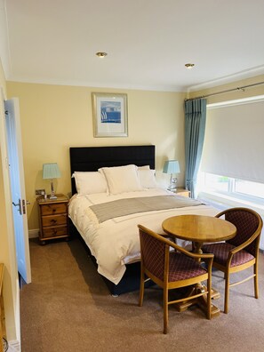 Egyptian cotton sheets, premium bedding, down comforters, pillowtop beds - Heatherview B&B (Malahide)