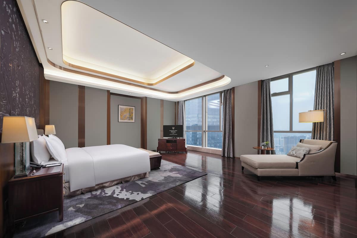 executive suite, 1 king bed, city view (presidential suite) | down duvets, minibar, in-room safe, desk