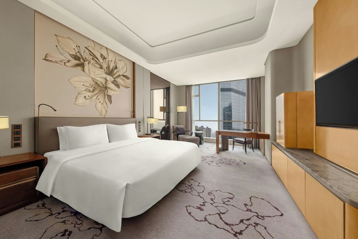 Habitació, 1 llit de matrimoni gran, vistes a la ciutat | 1 dormitori, cobrellits, minibar i caixa forta a l'habitació