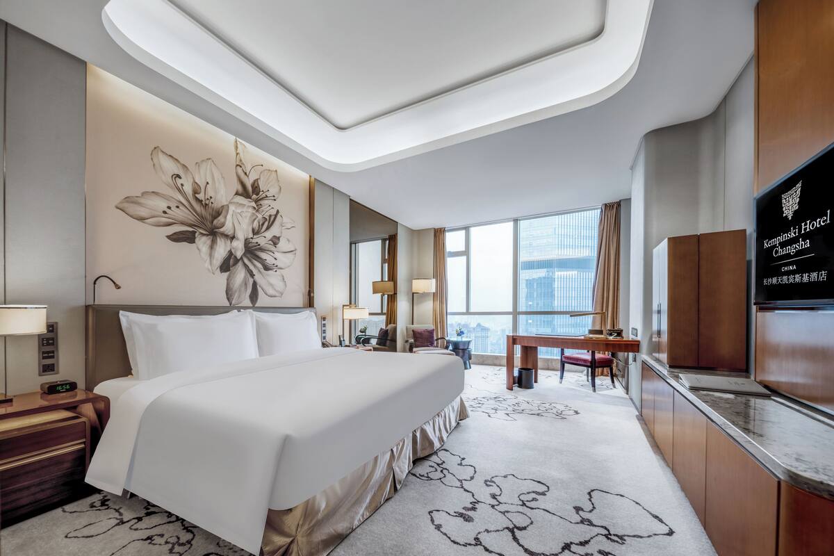 standard room, 1 king bed, city view (deluxe king room) | down duvets, minibar, in-room safe, desk