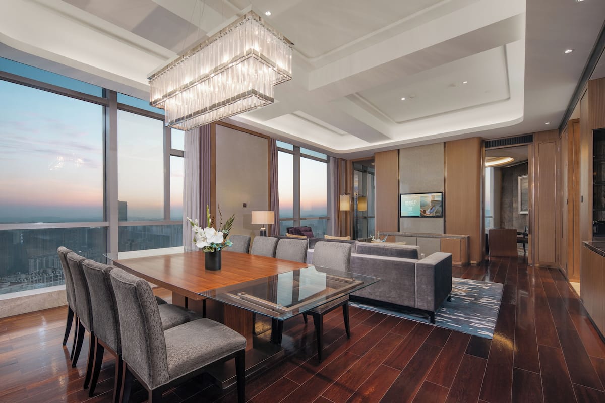 Executive-Suite, 1 King-Bett, Stadtblick (Diplomatic Suite) | 1 Schlafzimmer, Daunenbettdecken, Minibar, Zimmersafe