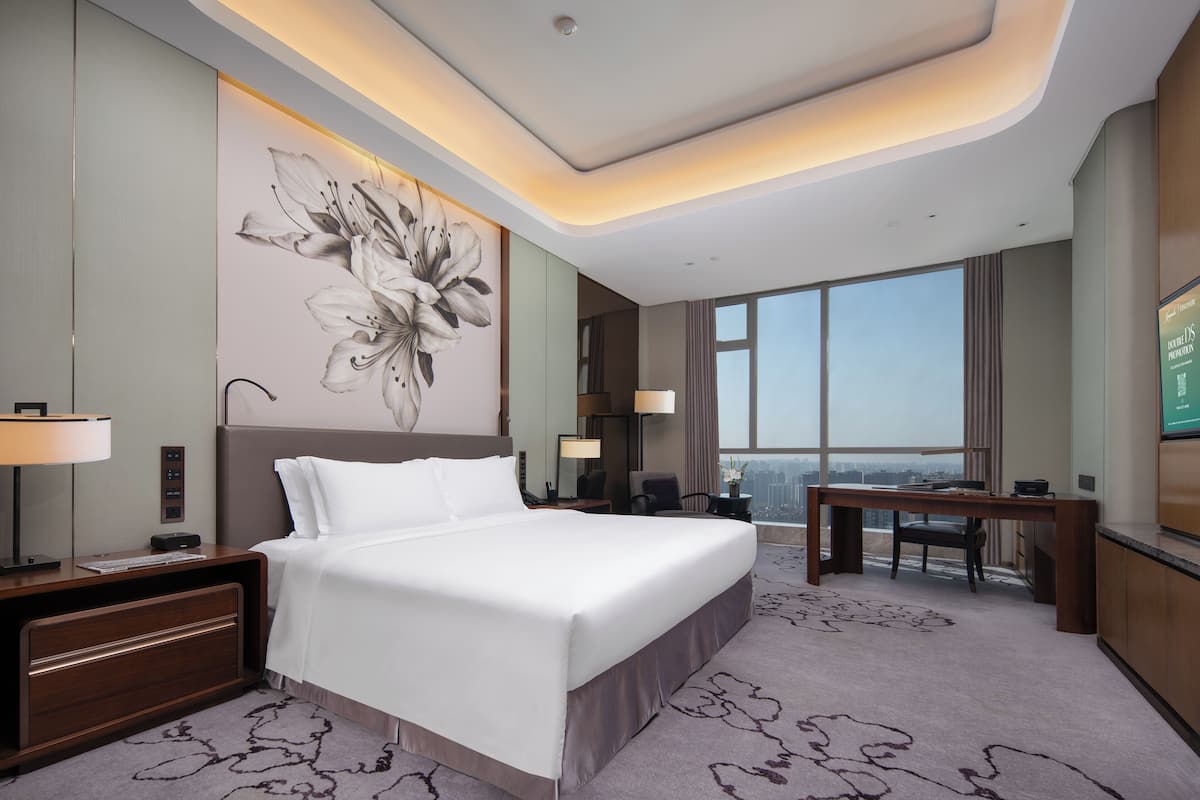 Deluxe-Zimmer, 1 King-Bett, Stadtblick (Premier King Room) | 1 Schlafzimmer, Daunenbettdecken, Minibar, Zimmersafe
