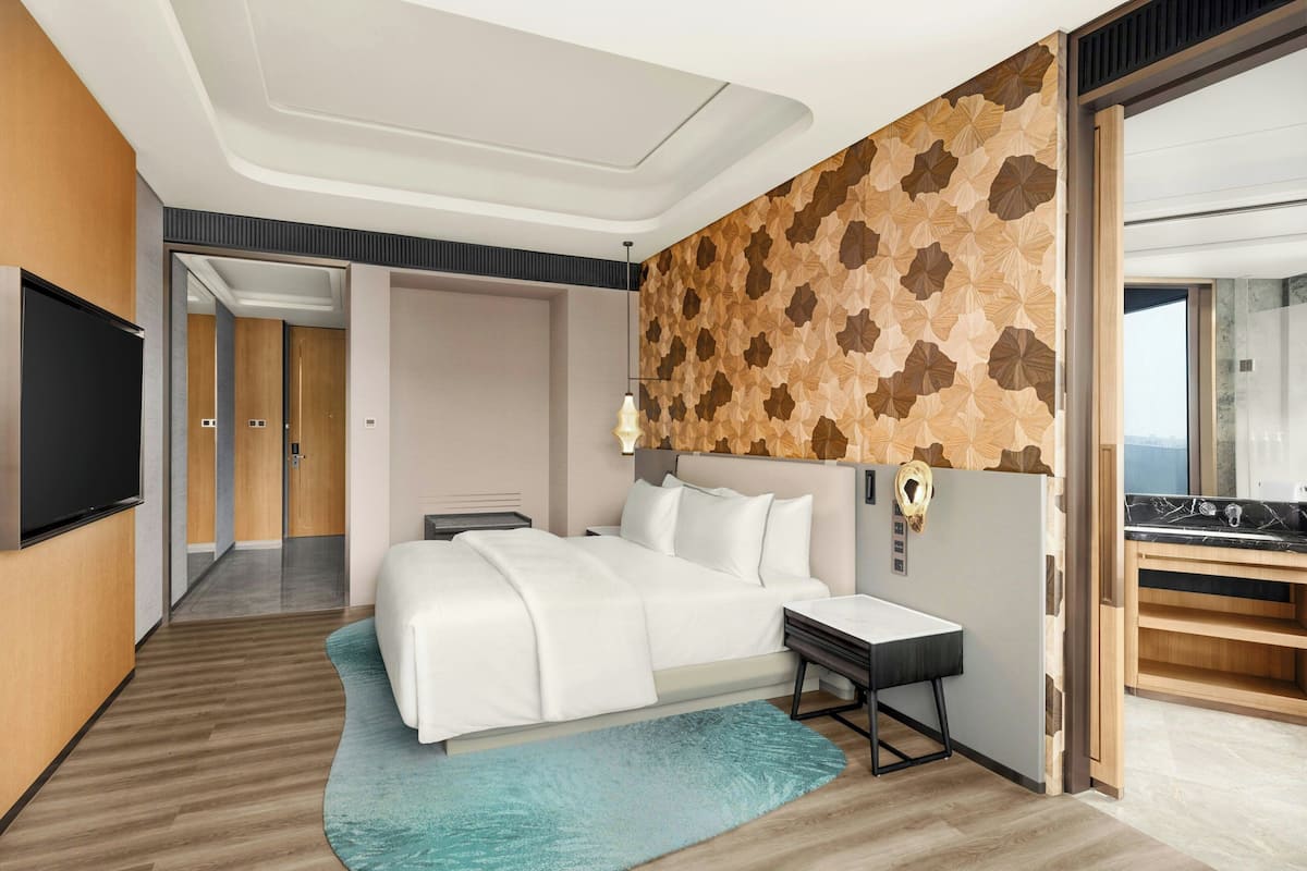 Habitació, 1 llit de matrimoni gran, vistes a la ciutat | 1 dormitori, cobrellits, minibar i caixa forta a l'habitació