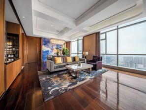 行政套房, 1 張特大雙人床, 城市景 (Diplomatic Suite) | 客廳 | 46 吋LCD 電視連衛星電視頻道