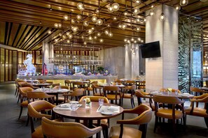 4 restoran, sarapan, makan tengah hari dihidangkan; masakan China