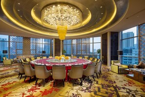 4 restaurants, breakfast, lunch, dinner served; Chinese cuisine