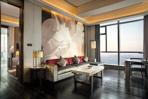 Executive-Suite, 1 King-Bett, Stadtblick (Executive Suite) | Daunenbettdecken, Minibar, Zimmersafe, Schreibtisch