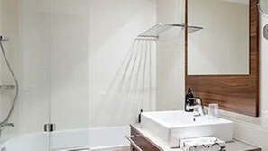  milieuvriendelijk toiletgerief, een haardroger, zeep, shampoo