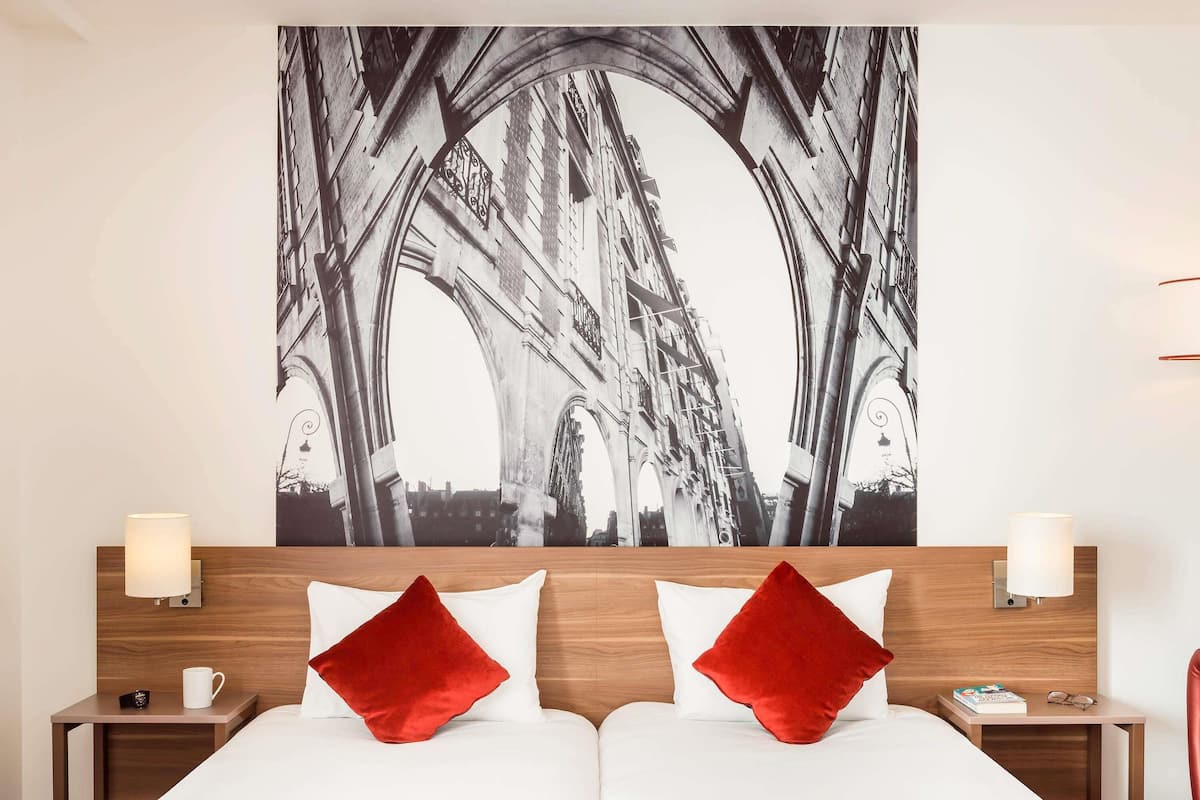 Studio, 2 enkeltsenger | Sengetøy av topp kvalitet, safe på rommet og skrivebord