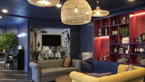 Un salon moderne avec un canapé, un fauteuil et une table basse.
