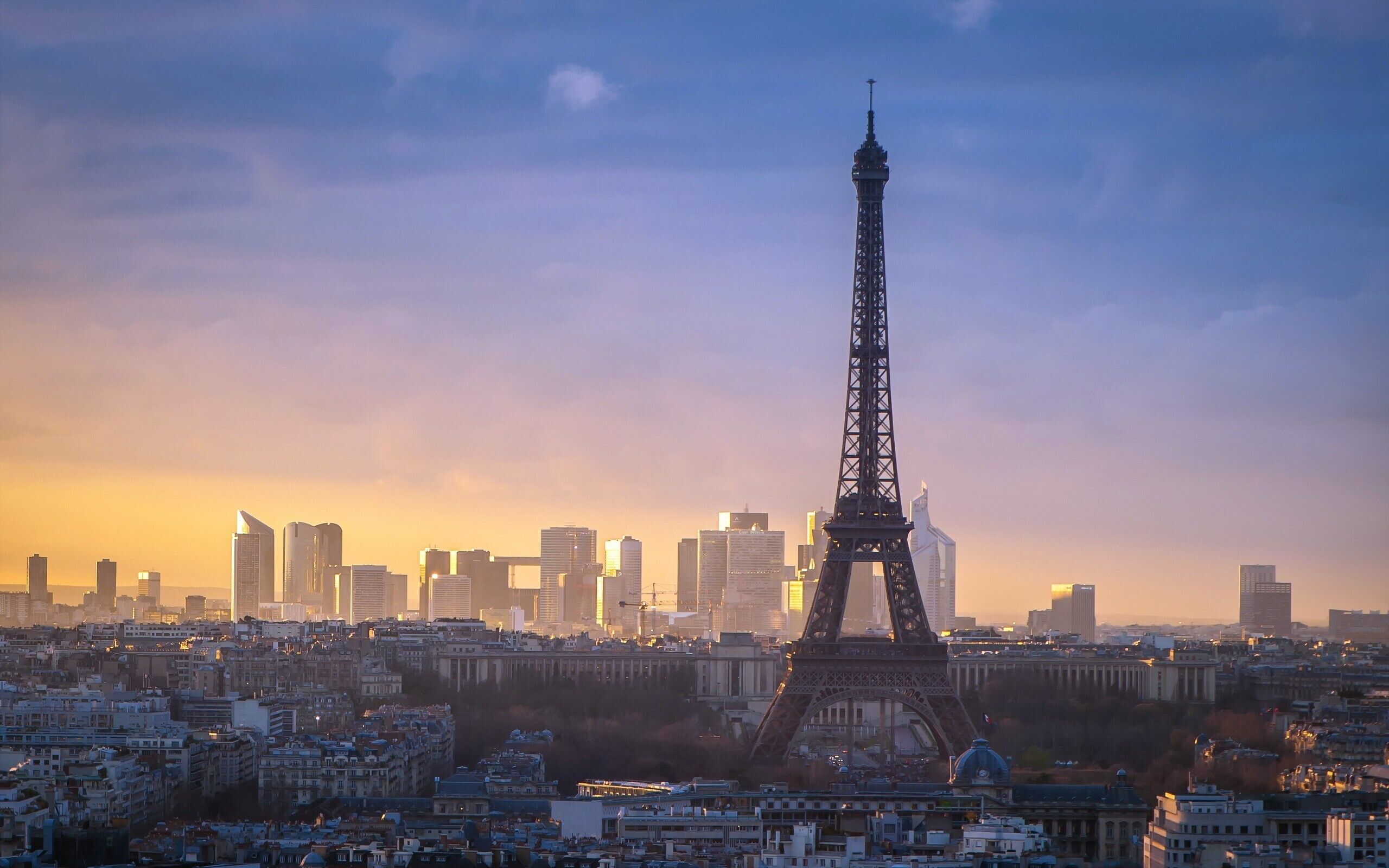 La Tour Eiffel à Paris, avec une vue sur la ville en arrière-plan.