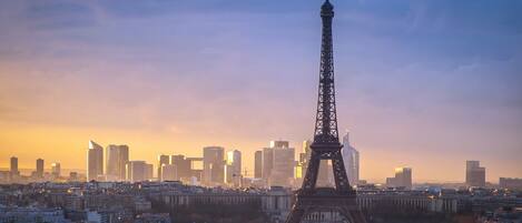 La Tour Eiffel à Paris, avec une vue sur la ville en arrière-plan.