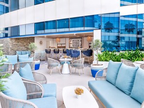 室外游泳池，提供日光浴躺椅