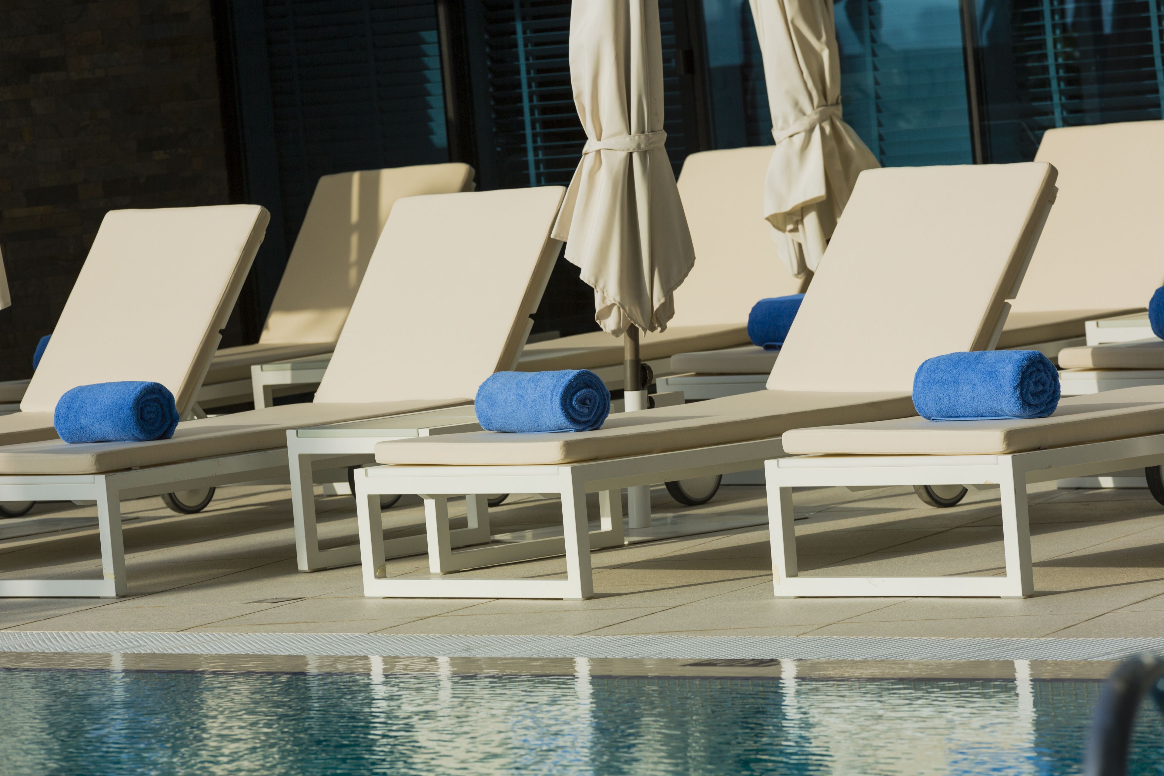 สระว่ายน้ำกลางแจ้ง, เก้าอี้อาบแดดริมสระ