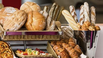 Breakfast (AED 85 per person)