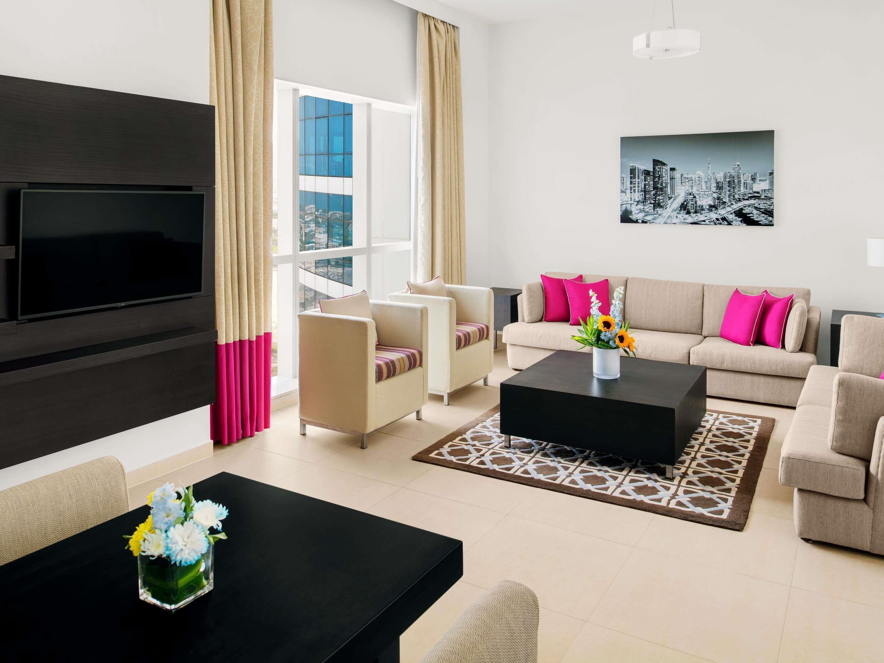 Appartement, 2 slaapkamers | Een kluis op de kamer, individueel gemeubileerd, een bureau