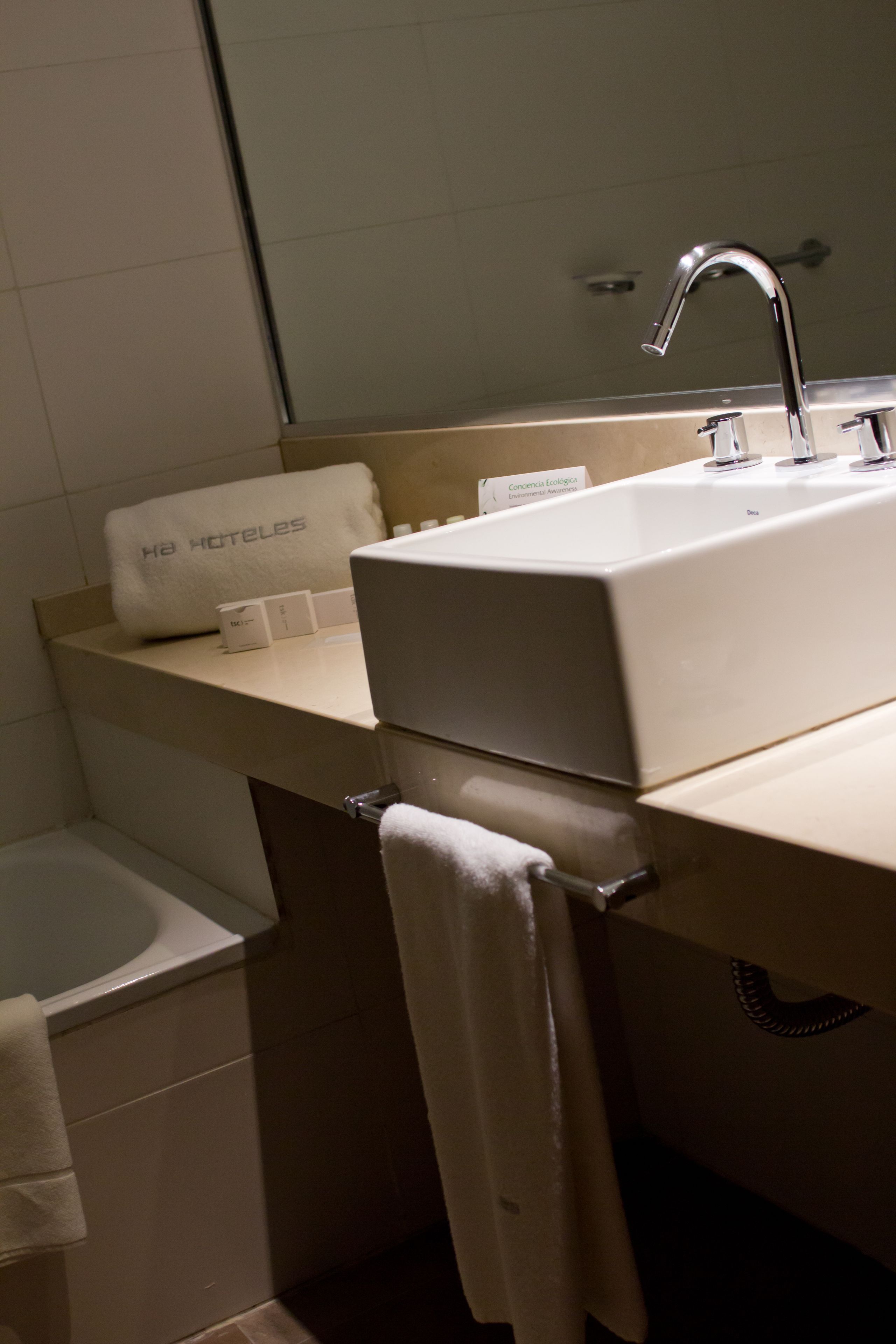 combined shower/bathtub, rainfall showerhead, free toiletries