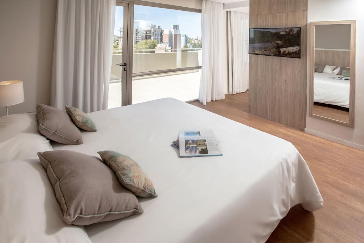 1 bedroom, premium bedding, down comforters, minibar