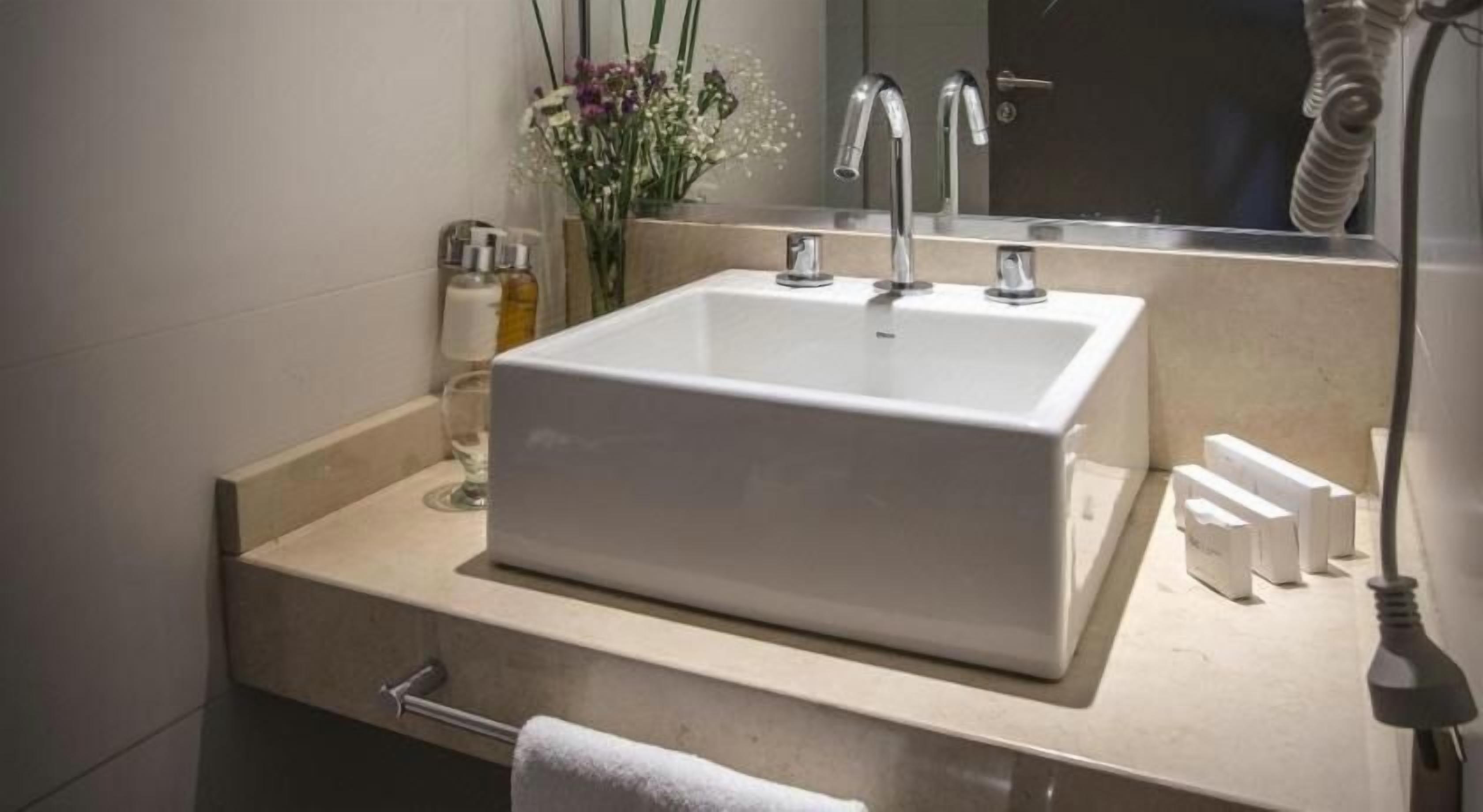 Badkamer | Een bad/douchecombinatie, een regendouche, gratis toiletartikelen