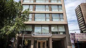 A modern building with a sign reading "COMAHUE BUSINESS" on the ground floor. - Brizo Neuquen (Neuquén)
