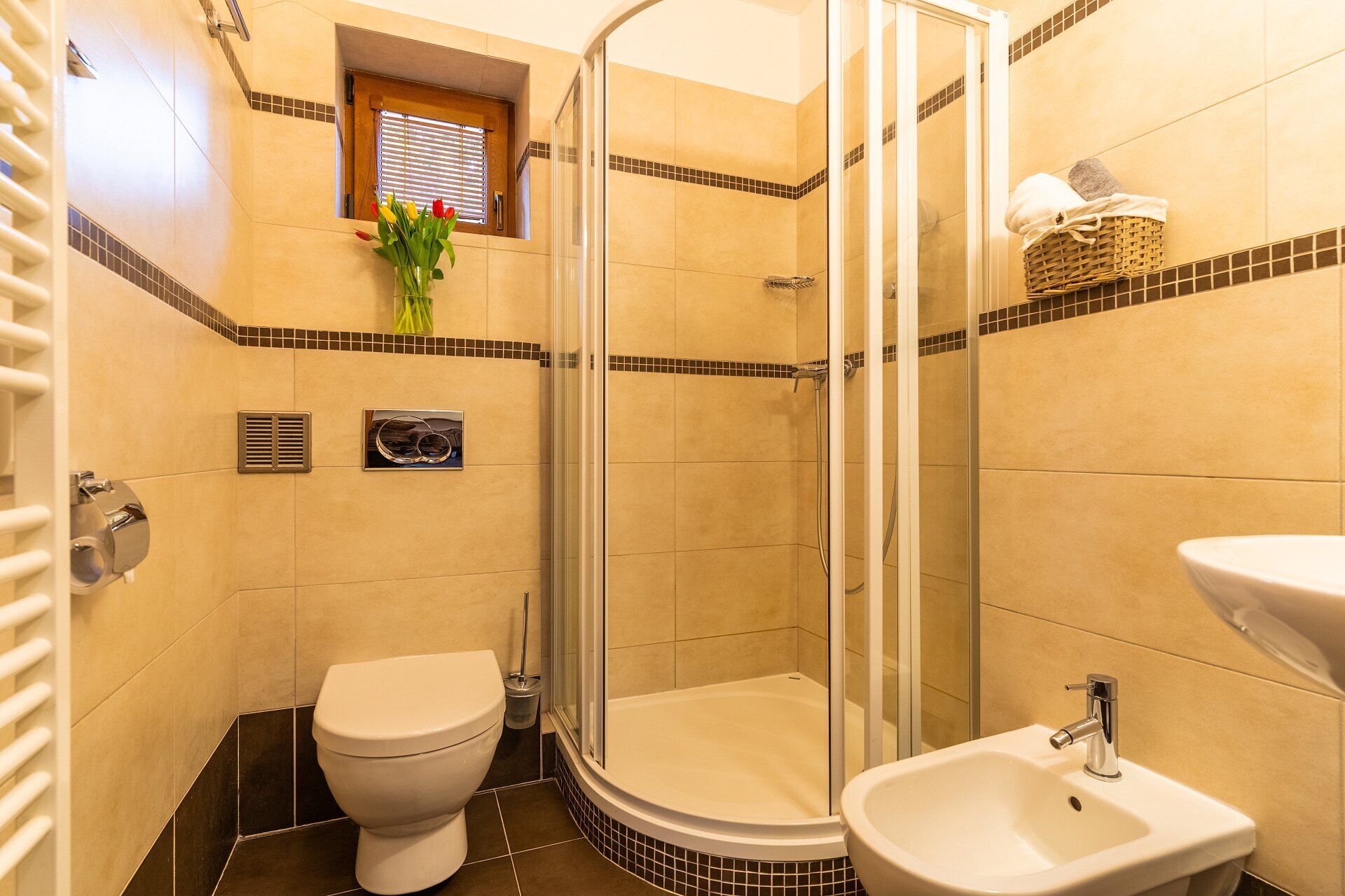 Un baño con inodoro, ducha y lavamanos.