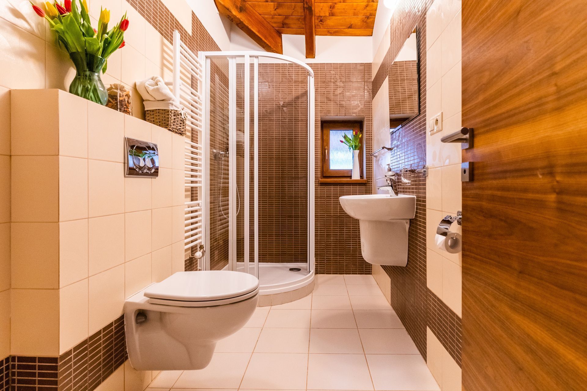 Un baño moderno con cabina de ducha, inodoro y lavabo.