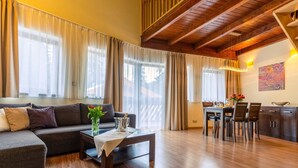 Apartment Deluxe | Safe på rommet, blendingsgardiner og wi-fi (inkludert)