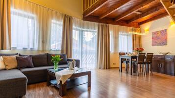 Apartment Deluxe | In-room safe, blackout drapes, free WiFi