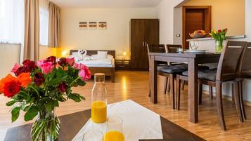 Apartment | In-room safe, blackout drapes, free WiFi