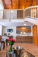 Apartment Duplex | In-room safe, blackout drapes, free WiFi