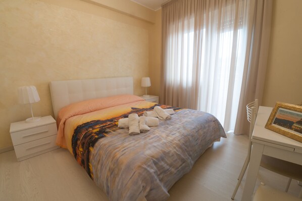 Suite, 2 chambres, vue sur la ville | Couette en duvet, bureau, rideaux d’obscurcissement