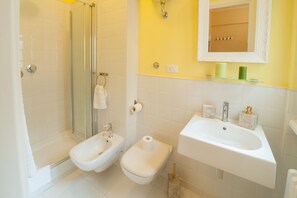 Double Room | Bathroom | Shower, rainfall showerhead, free toiletries, hair dryer - Vatican Skyline (Rome)