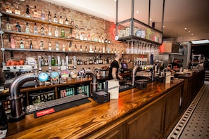 Bar (on property) - PubLove @ The Crown, Battersea - Hostel (London)