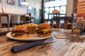 Food and drink - PubLove @ The Crown, Battersea - Hostel (London)