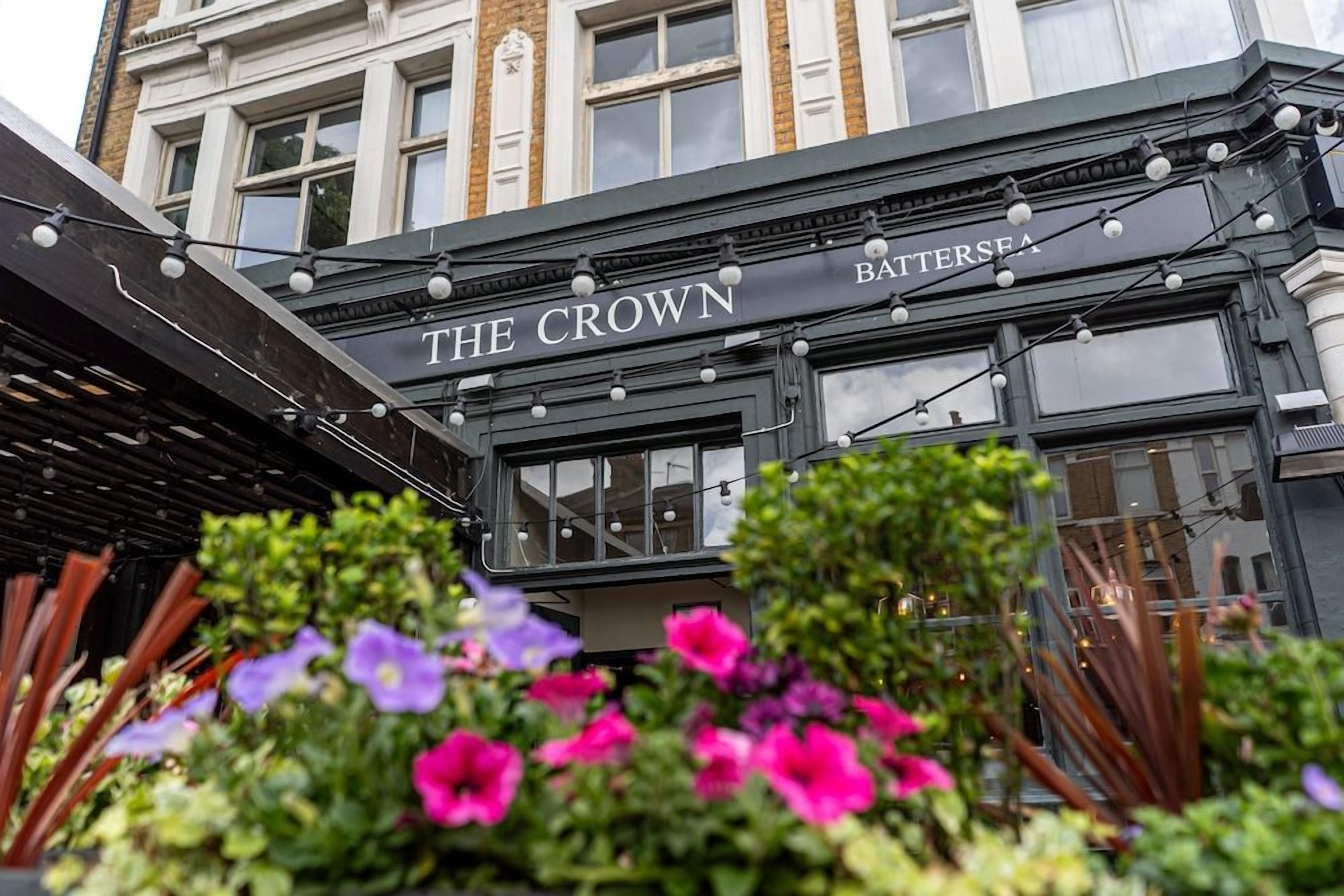 Un edificio con un cartel que dice 'THE CROWN BATTERSSEA'.