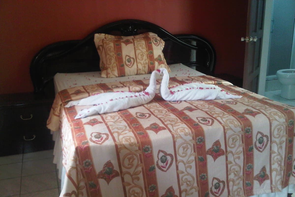 Habitación, 1 cama Queen size | Tabla de planchar con plancha y wifi gratis