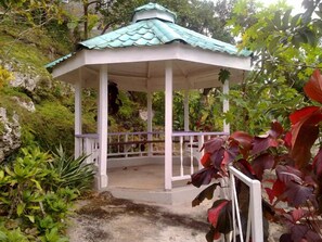 Gazebo - Treasure's Comfort Inn (Claremont)