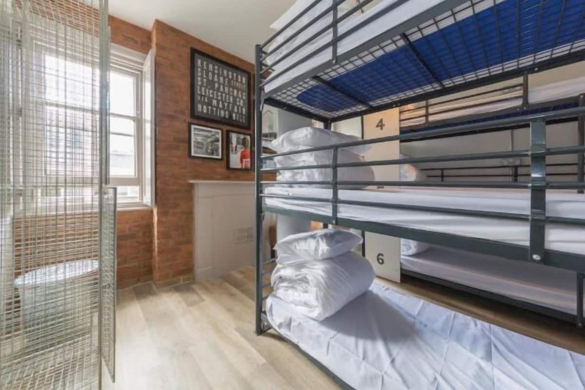 Blackout drapes, free WiFi, bed sheets
