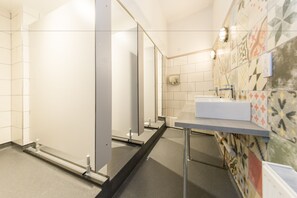 Dusche, Haartrockner, Seife, Shampoo