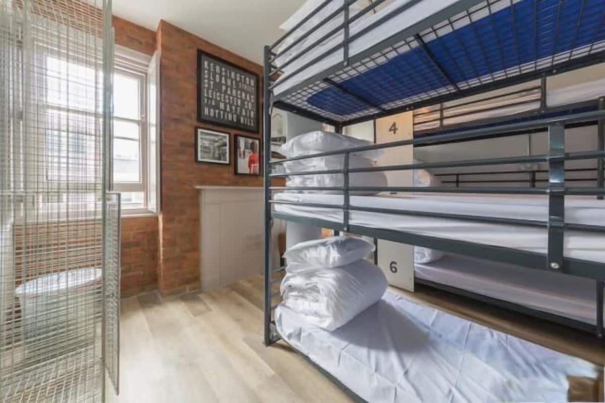Blackout drapes, free WiFi, bed sheets