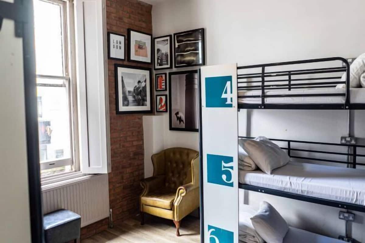 Blackout drapes, free WiFi, bed sheets