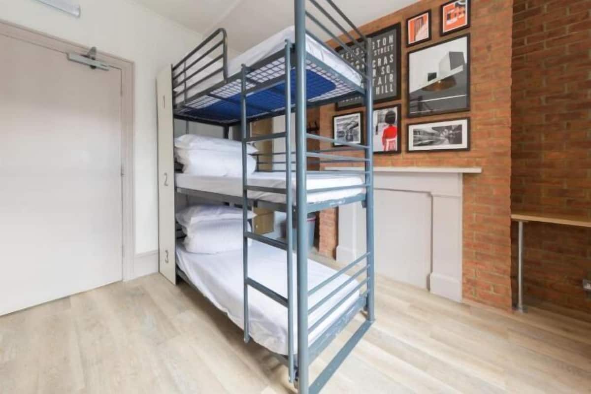 Blackout drapes, free WiFi, bed sheets