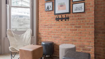Cortinas blackout, wifi gratis y ropa de cama