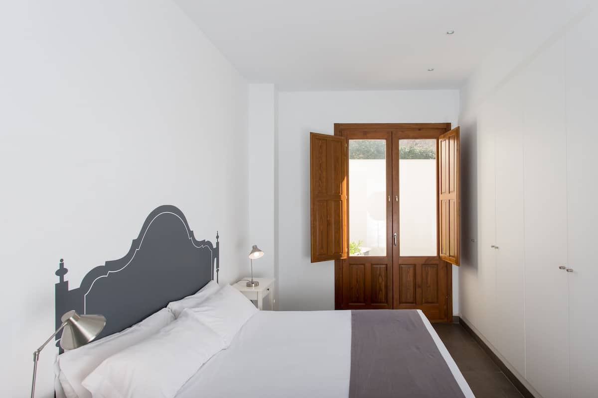 1 bedroom, premium bedding, desk, laptop workspace