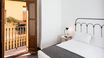 1 bedroom, premium bedding, desk, laptop workspace