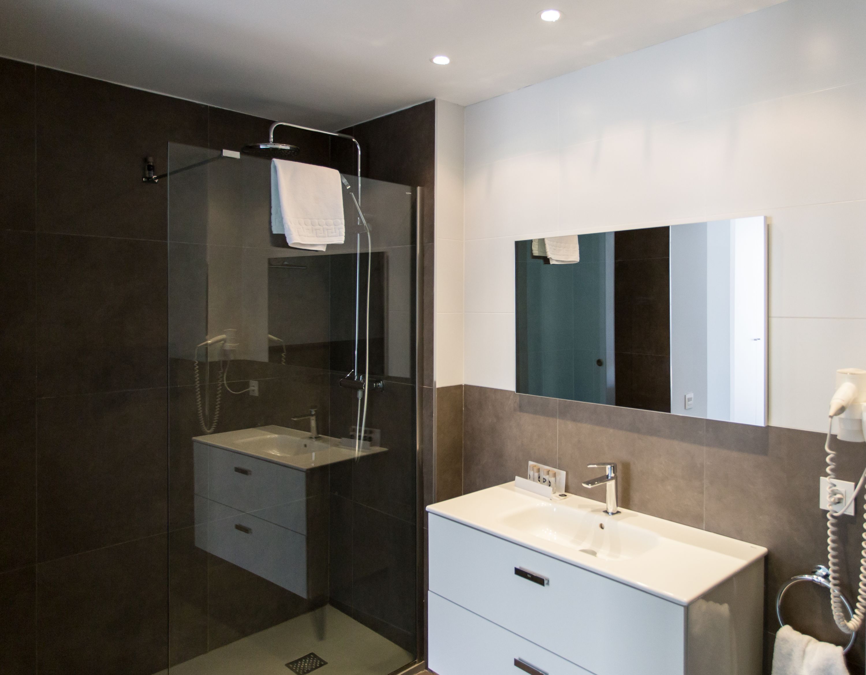 Douche, articles de toilette gratuits, sèche-cheveux, bidet